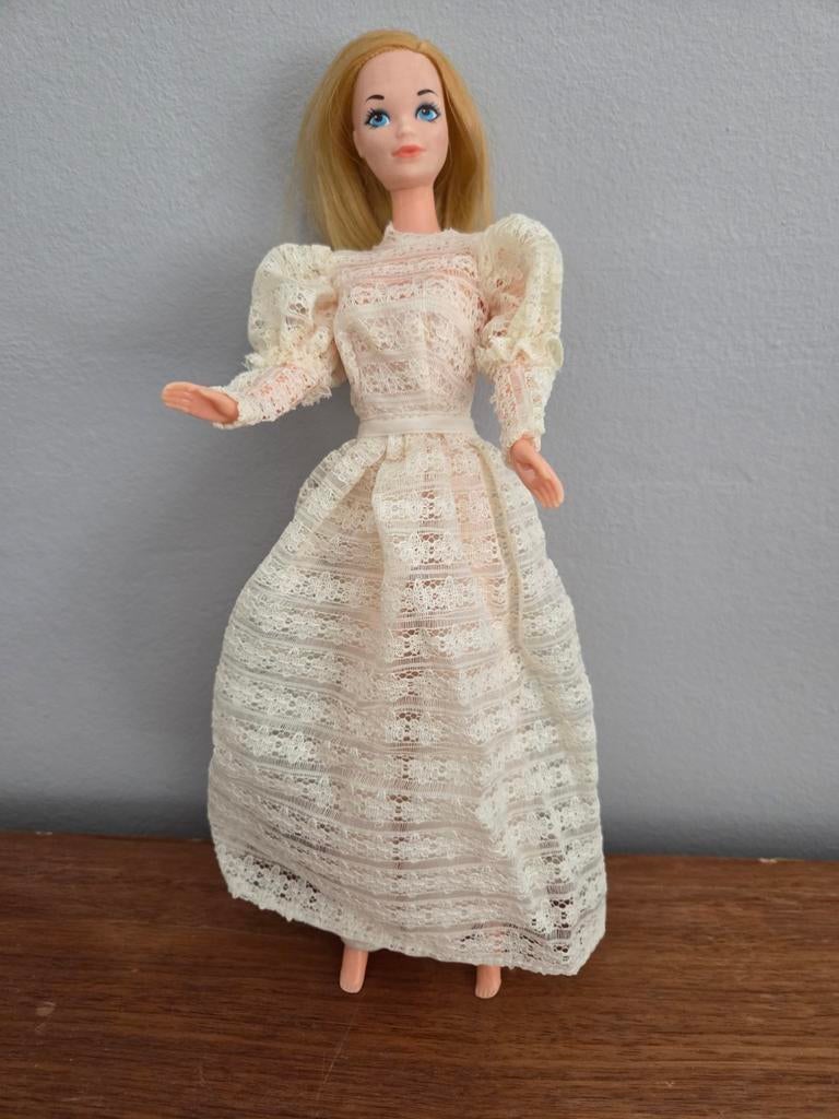 vintage barbie 1976 beautiful bride, Verzamelen, Poppen, Verzenden, Zo goed als nieuw, Kleertjes