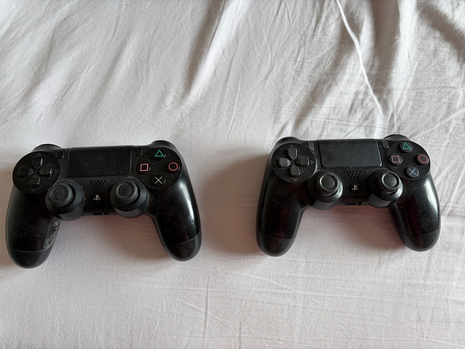 2x PlayStation 4 DualShock Controllers - Zwart, Ophalen of Verzenden, Gebruikt, Controller, PlayStation 4