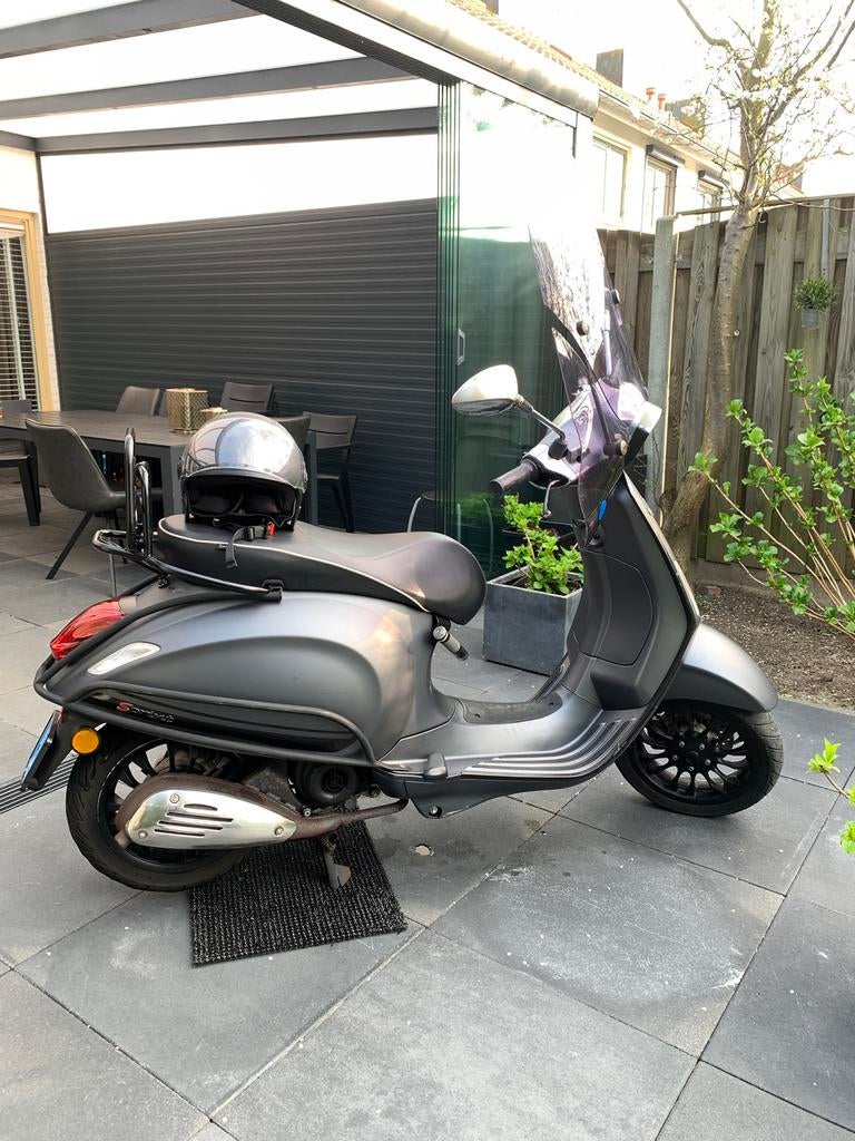 Vespa sprint 50cc 4takt met gebruikers sporen, Ophalen, Zo goed als nieuw, Benzine, Vespa