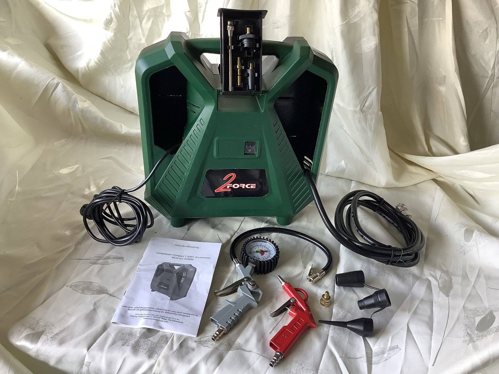 2Force Compact Compressor 1.5HP + Accessoires - Nieuw, Doe-het-zelf en Verbouw, Compressors, Nieuw, 6 tot 10 bar, Minder dan 25 liter