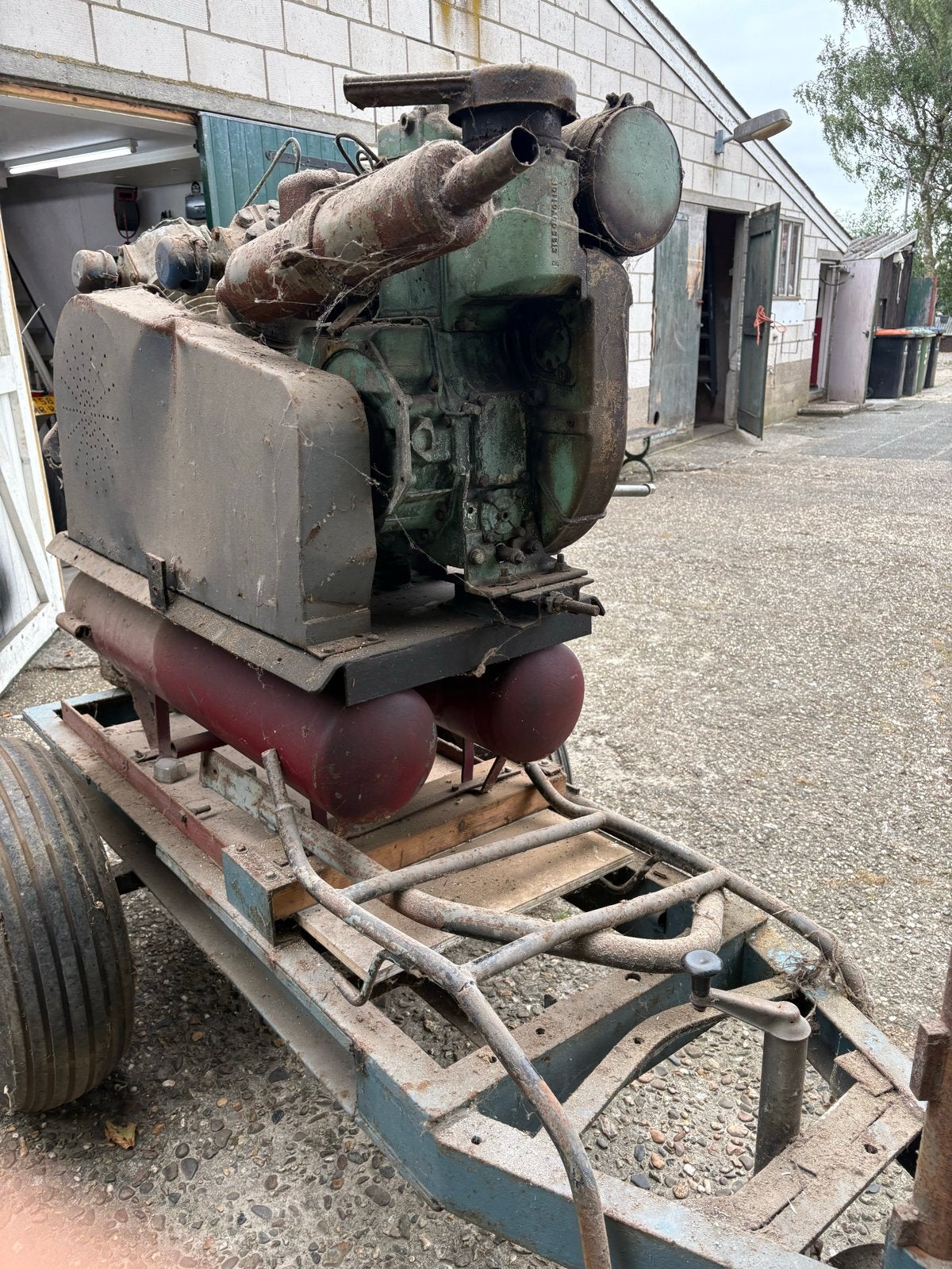 Oude mobiele compressor met dieselmotor, Ophalen, Gebruikt, 6 tot 10 bar, 200 tot 400 liter/min