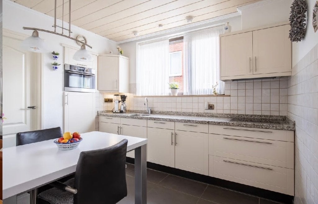 Complete crème keuken met nieuwe inbouwapparatuur, Huis en Inrichting, Keuken | Complete keukens, Ophalen, Hoekkeuken, Graniet of Steen