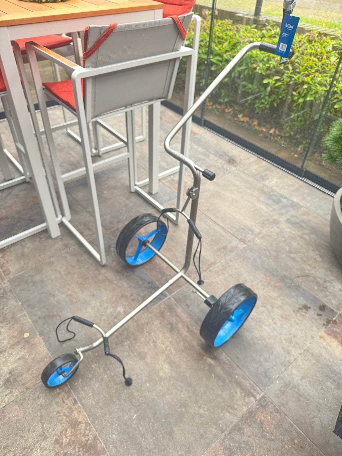 Jucad titanium golftrolley met blauwe wielen, rem en paraplu, Ophalen, Zo goed als nieuw, Golfkar