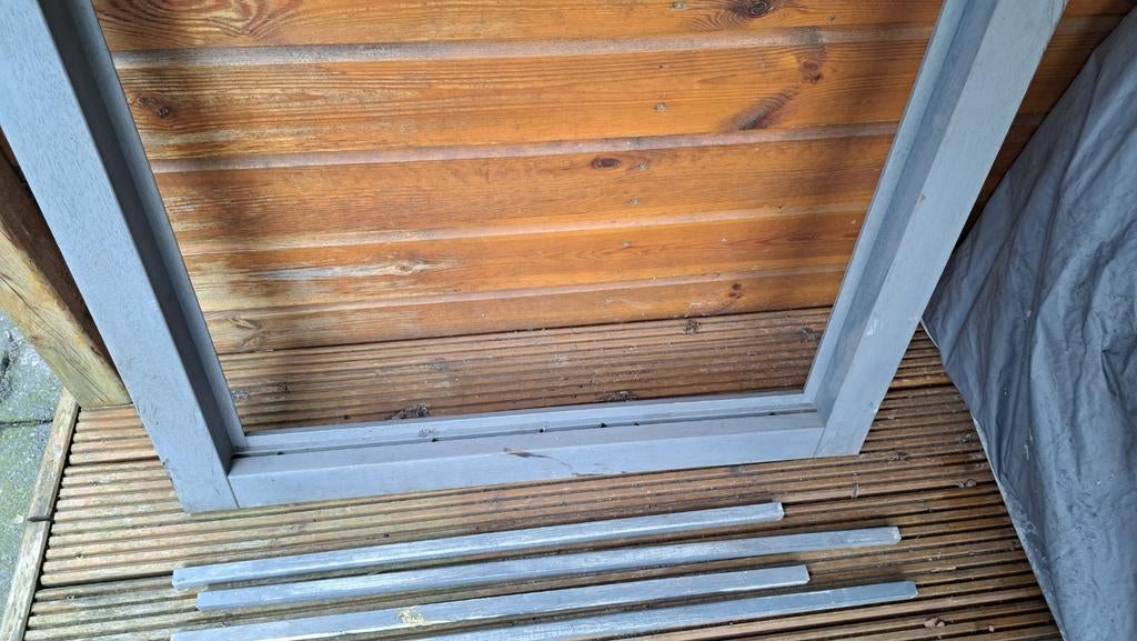 Houten kozijn zonder glas, grijs geverfd, Gevelraam of Ruit, Gebruikt, 80 tot 120 cm, 80 tot 120 cm
