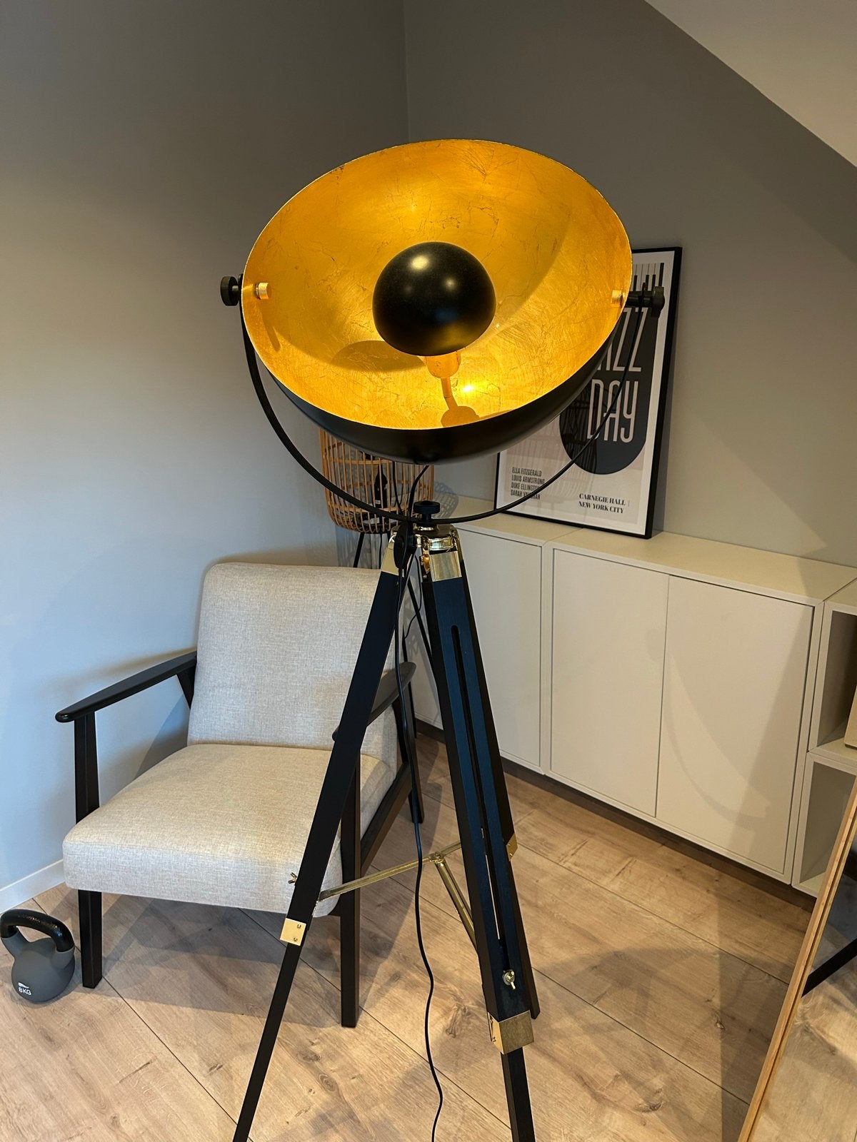 Stijlvolle vloerlamp met gouden binnenkant, Ophalen, E27 (groot), Zo goed als nieuw, Metaal
