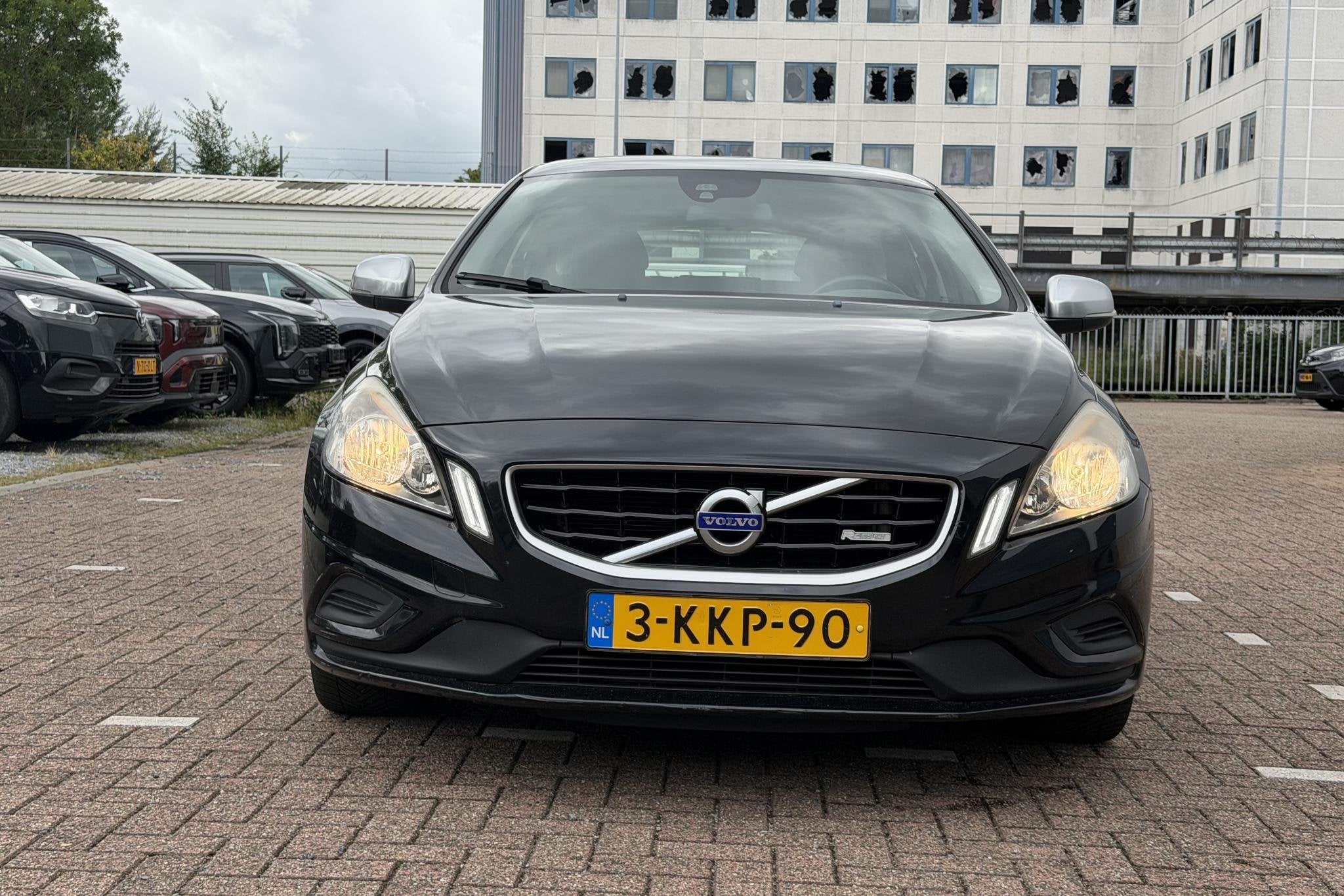Volvo V60 1.6 T3 R-Design / Automaat / Trekhaak / Bluetooth, Gebruikt, Zwart, 4 cilinders, 150 pk