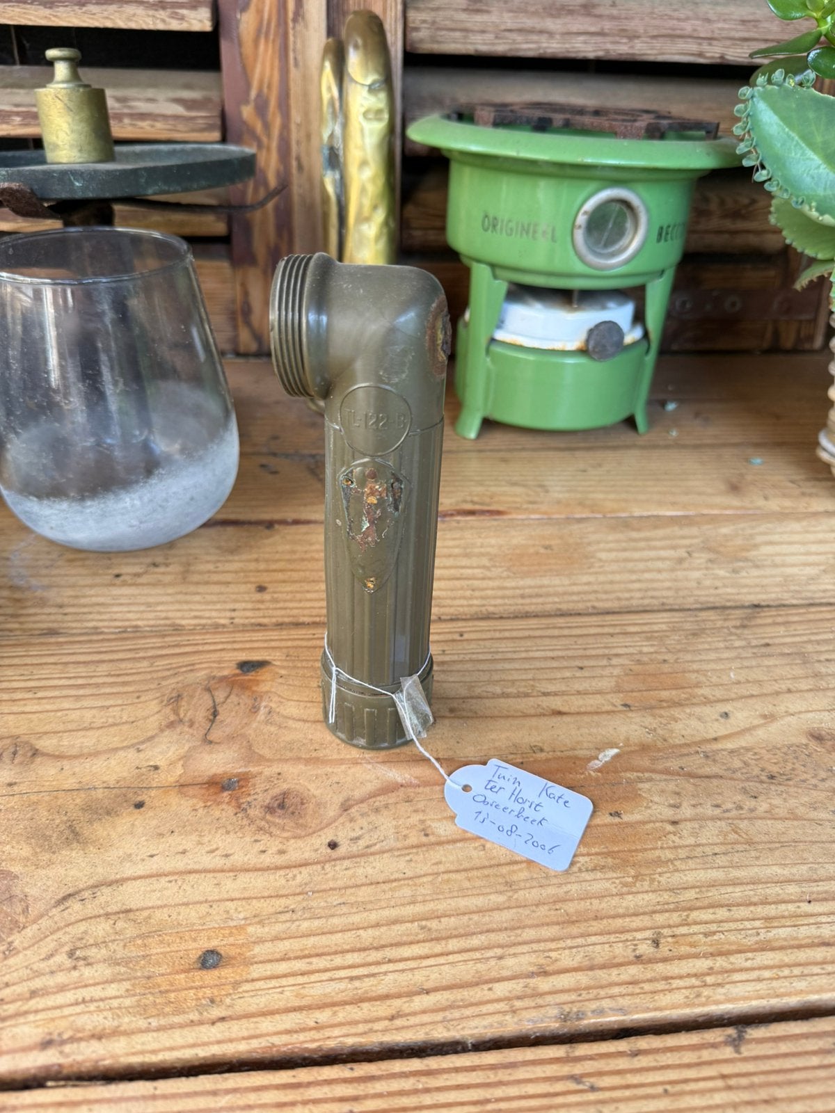 Bodemvondst zaklamp en chute - Tuin ter horst, Ophalen of Verzenden, Luchtmacht, Engeland, Hulzen of Bodemvondsten