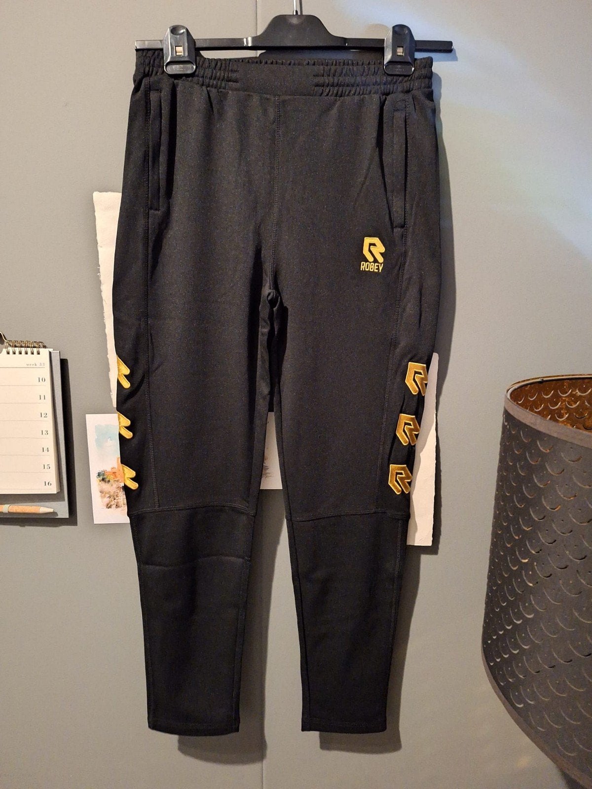 Robey Performance Pant - Zwart/Goud - Maat S, Nieuw, Ophalen of Verzenden, Voetbal, Maat 46 (S) of kleiner