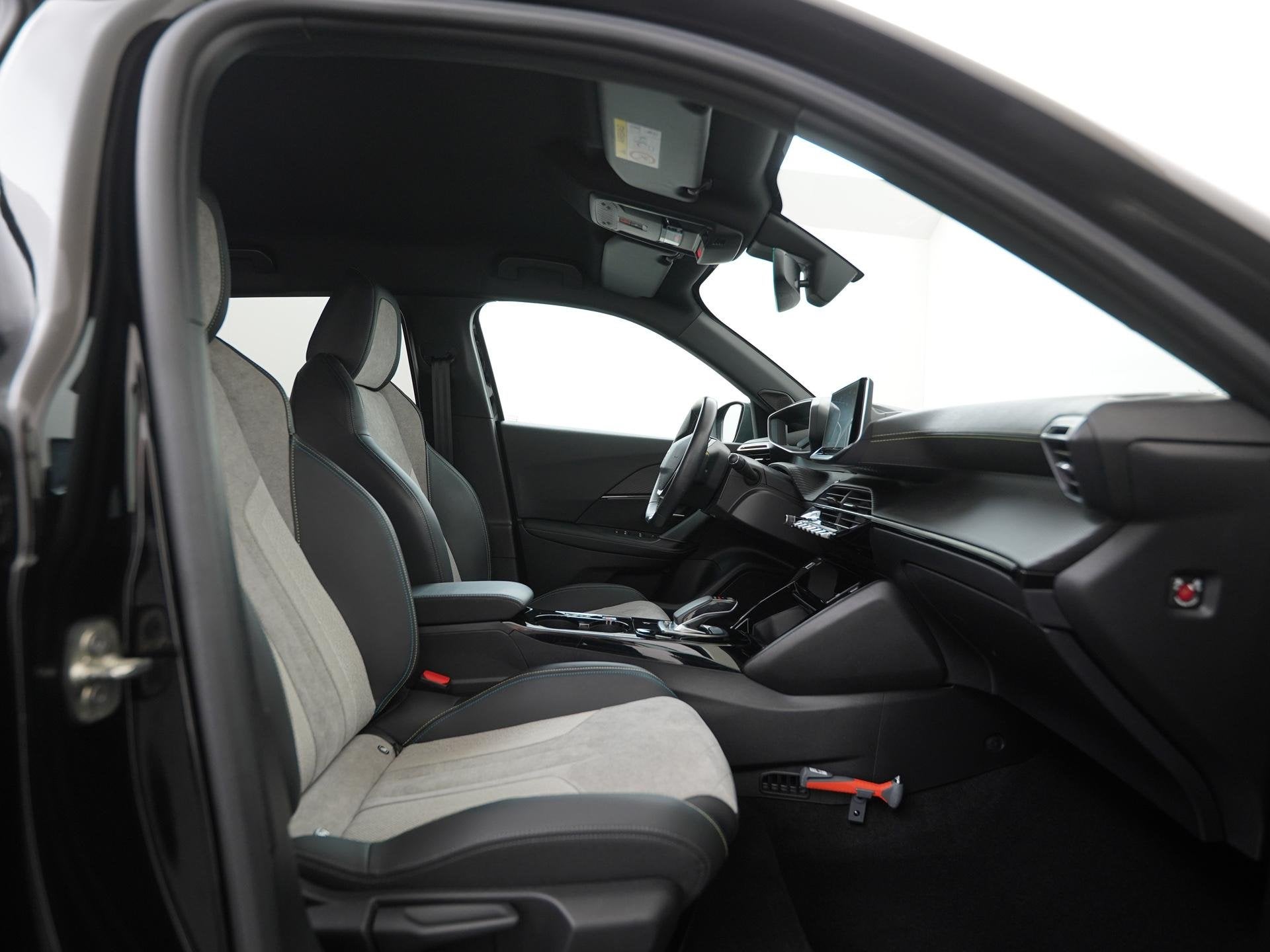 Peugeot e-2008 EV GT Pack 50 kWh 3 Fase | 360 Camera | Stoel, 136 pk, Gebruikt, Zwart, 1523 kg