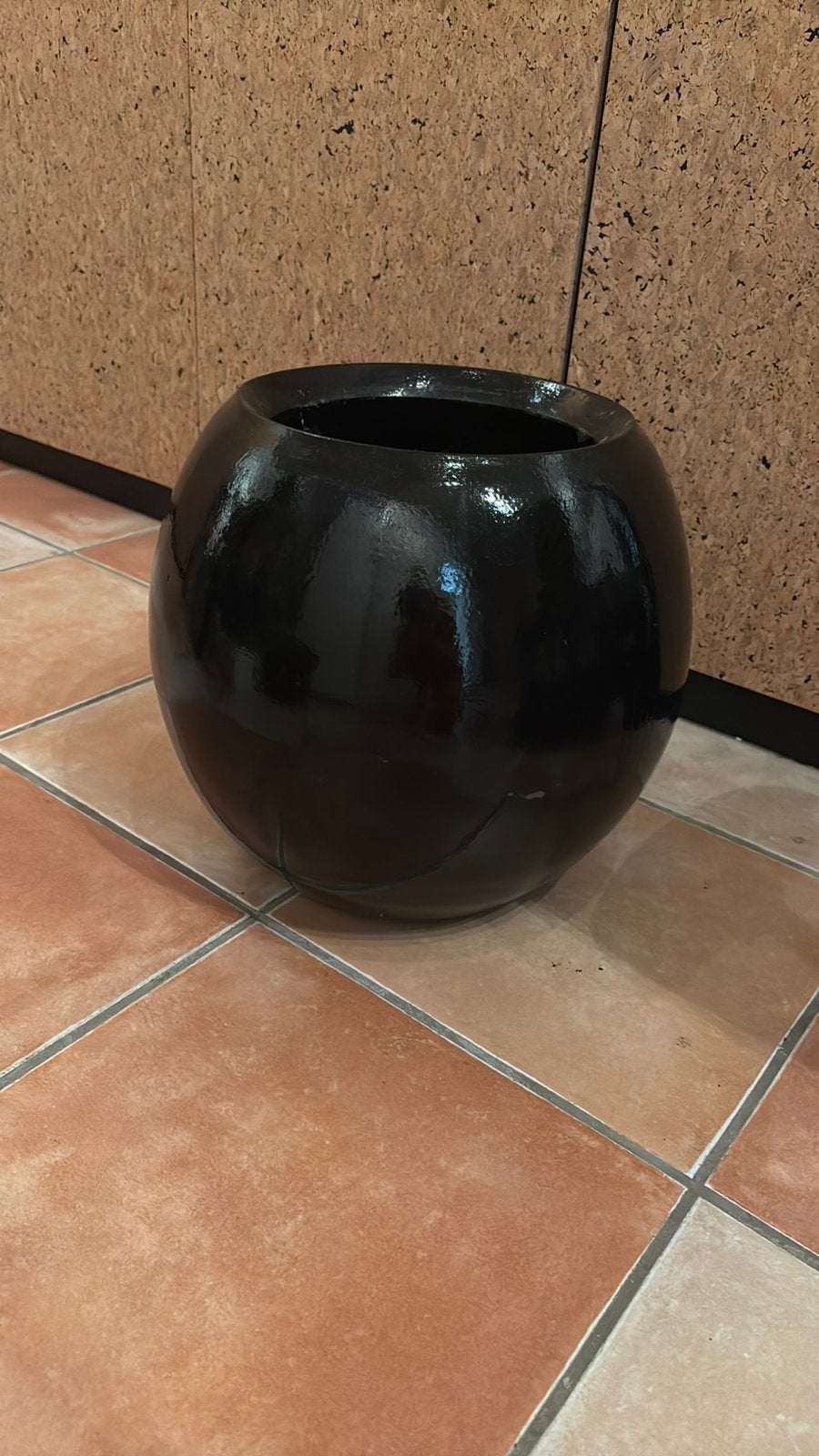 Grote zwarte bloempot van steen,  37 cm hoog, Ophalen, Steen, Rond, Zo goed als nieuw