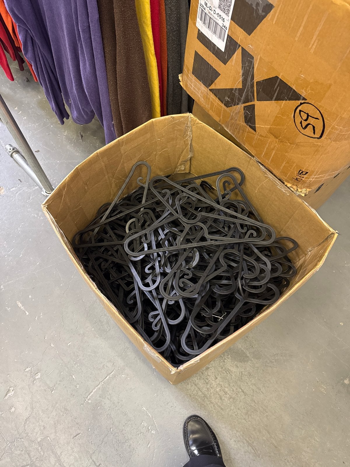 Grote partij zwarte kledinghangers (gebruikt) ikea, Ophalen, Gebruikt, Kunststof, Volwassenen