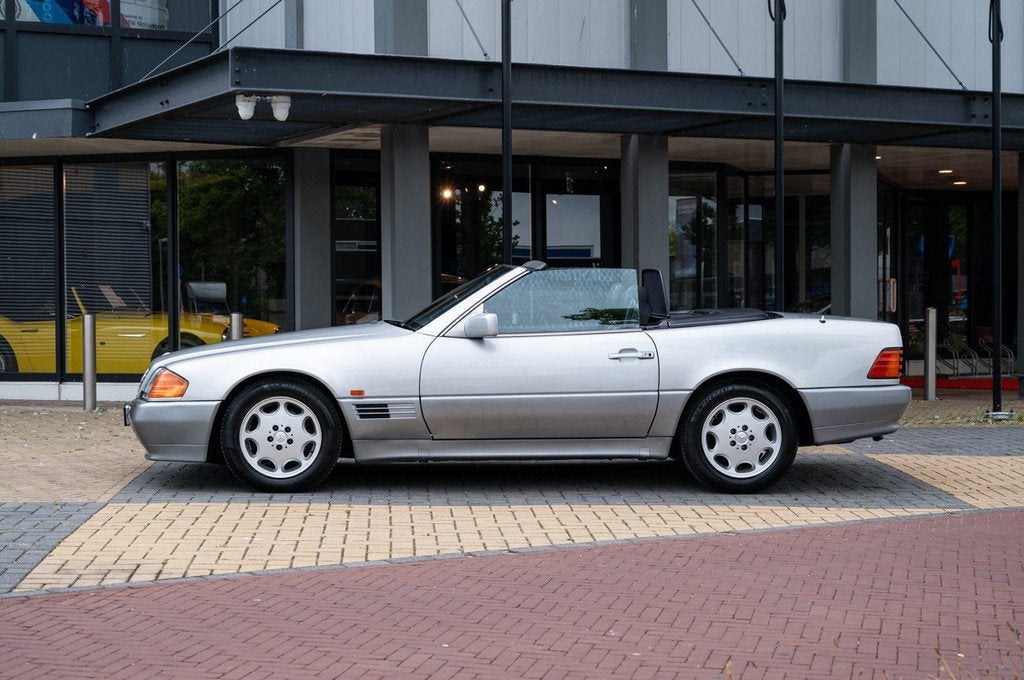 Mercedes-Benz SL-Klasse SL500 R129 V8 (bj 1990, automaat), Auto's, Oldtimers, Automaat, 4973 cc, Zwart, Cabriolet