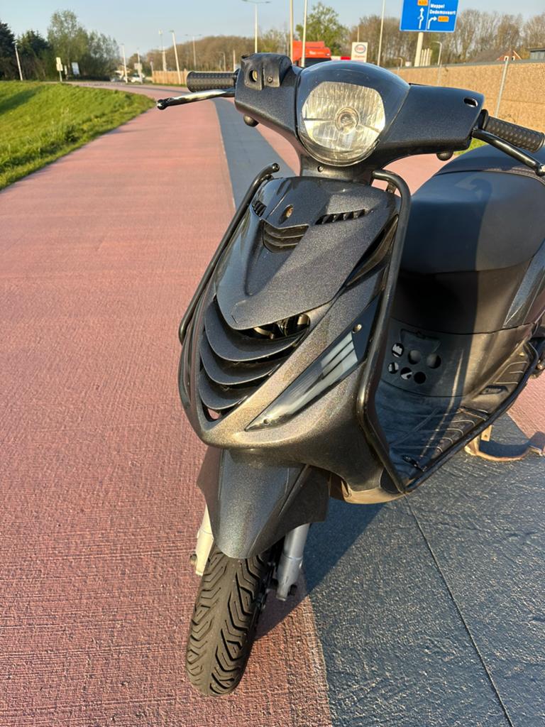 Piaggo zip brom 80 cc (recent geresiveerd), Fietsen en Brommers, Scooters | Piaggio, Ophalen, Maximaal 45 km/u, Zip, Zo goed als nieuw