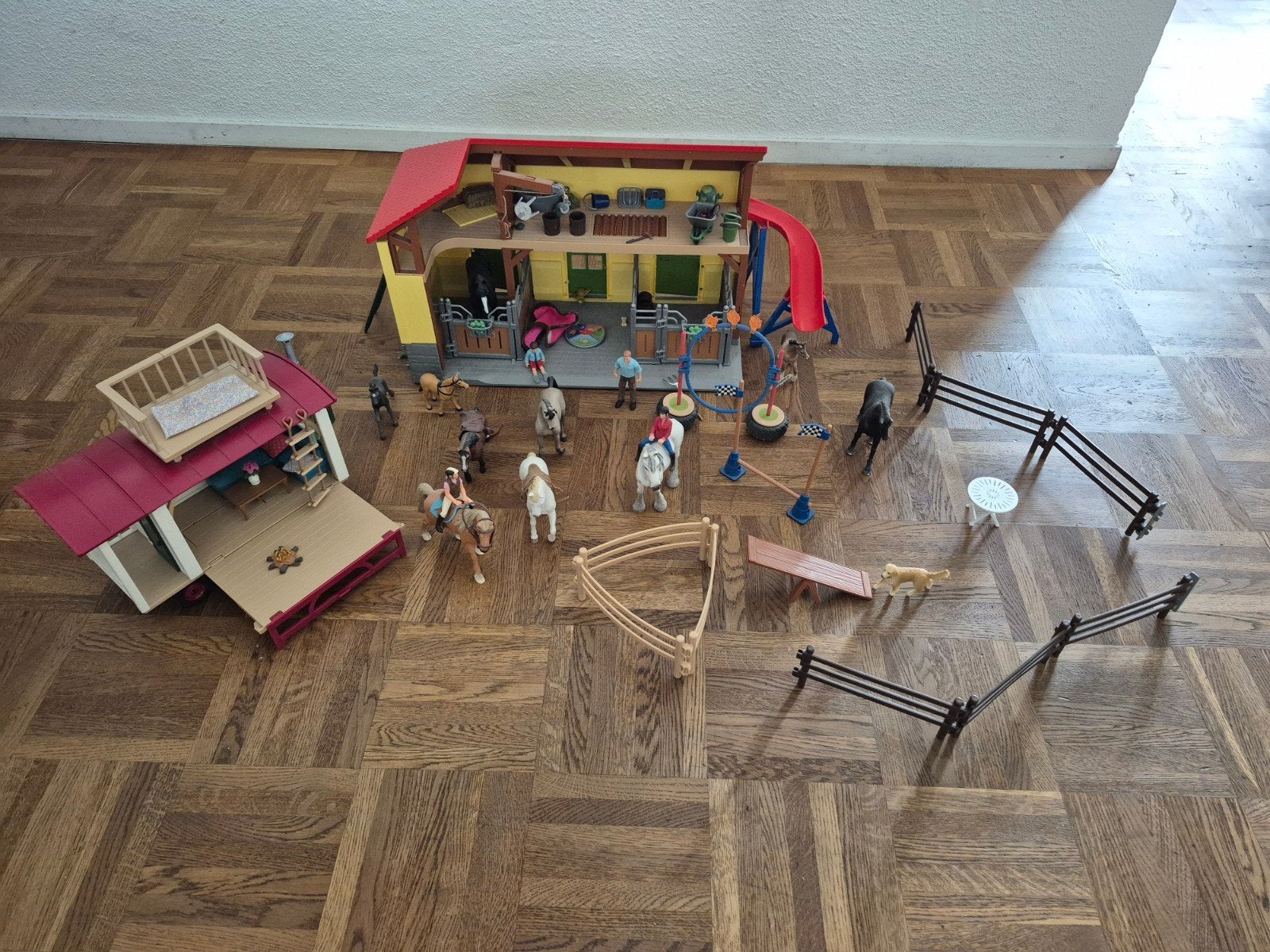 Grote Schleich paardenstal met woonwagen en accessoires, Ophalen, Gebruikt, Jongen of Meisje