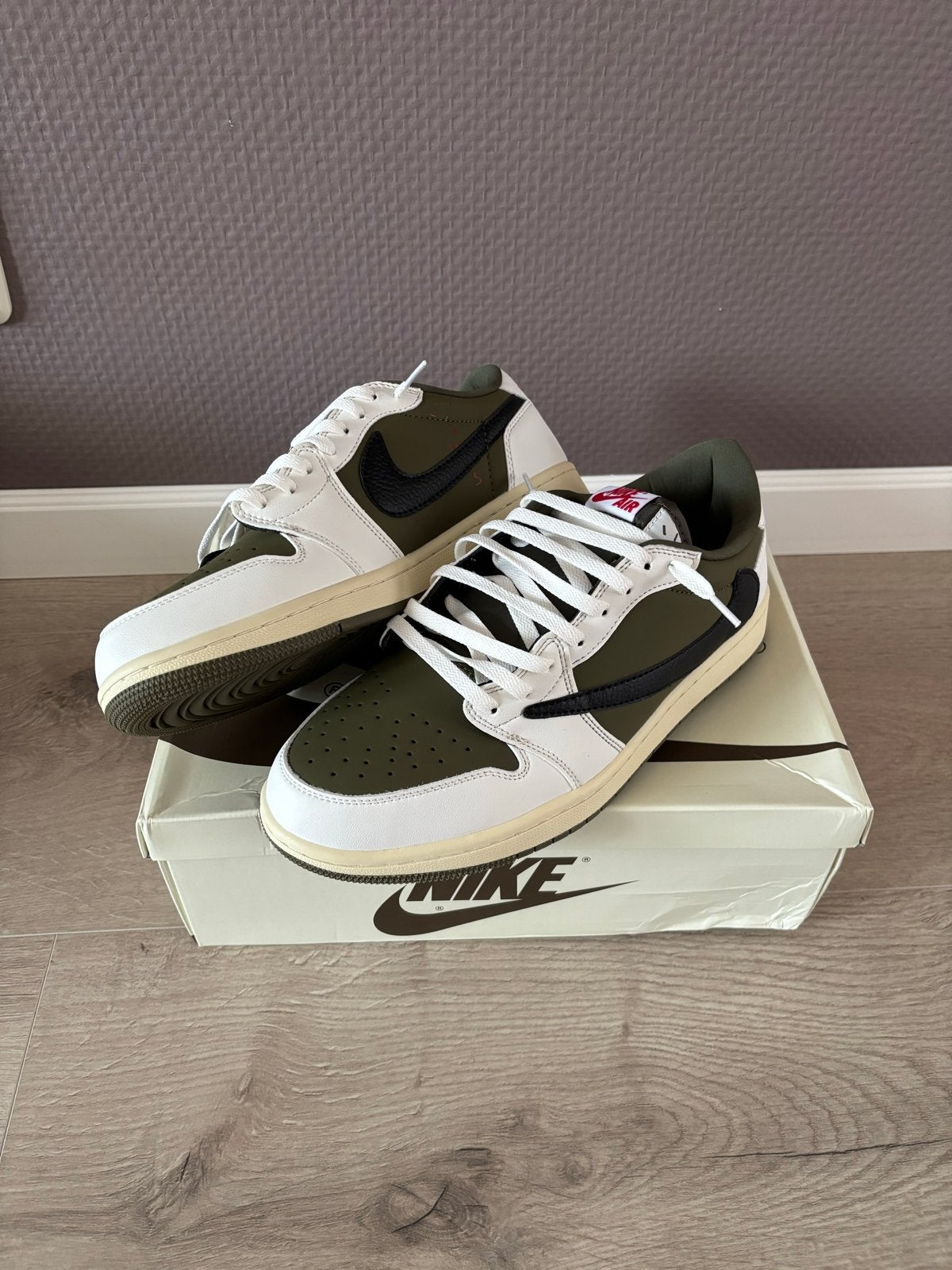 Nike Air Jordan 1 Low Travis Scott Olive Maat 45, Overige kleuren, Nieuw, Ophalen of Verzenden, Sneakers of Gympen