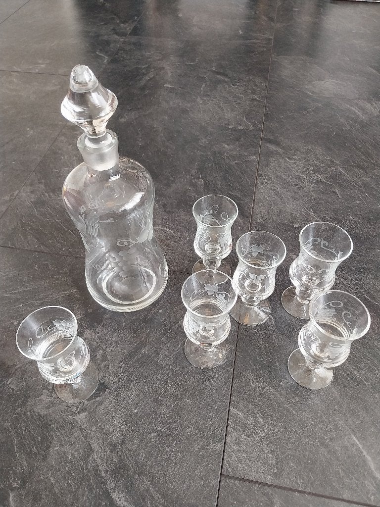 Glazen karaf met 6 borrelglaasjes - Druivenmotief, Ophalen of Verzenden, Zo goed als nieuw, Borrel- of Shotglas