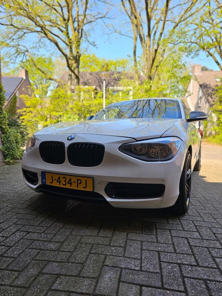 BMW 1-Serie 116i Business+ Sport Line 100KW 5DR 2011 Wit, Auto's, 1-Serie, Zwart, 4 cilinders, Wit