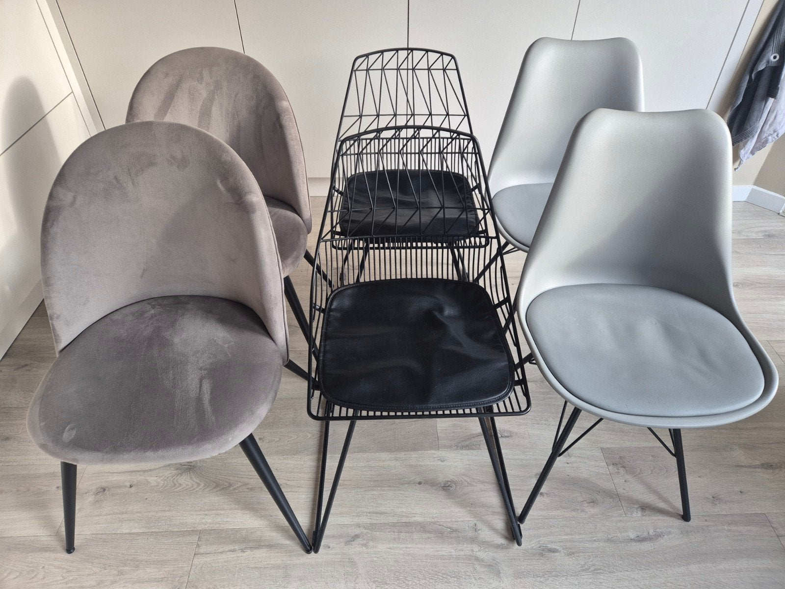 4 eetkamerstoelen grijs fluweel en grijs kunststof, Ophalen, Stof, Nieuw, Vier