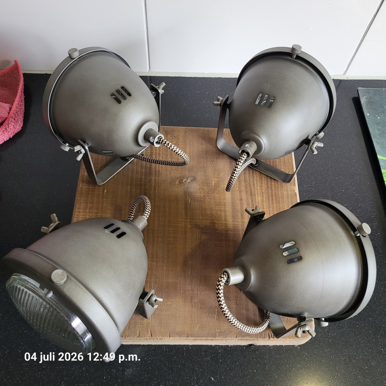Plafondlamp met 4 spots op houten plank, Huis en Inrichting, Kasten | Televisiemeubels, Ophalen