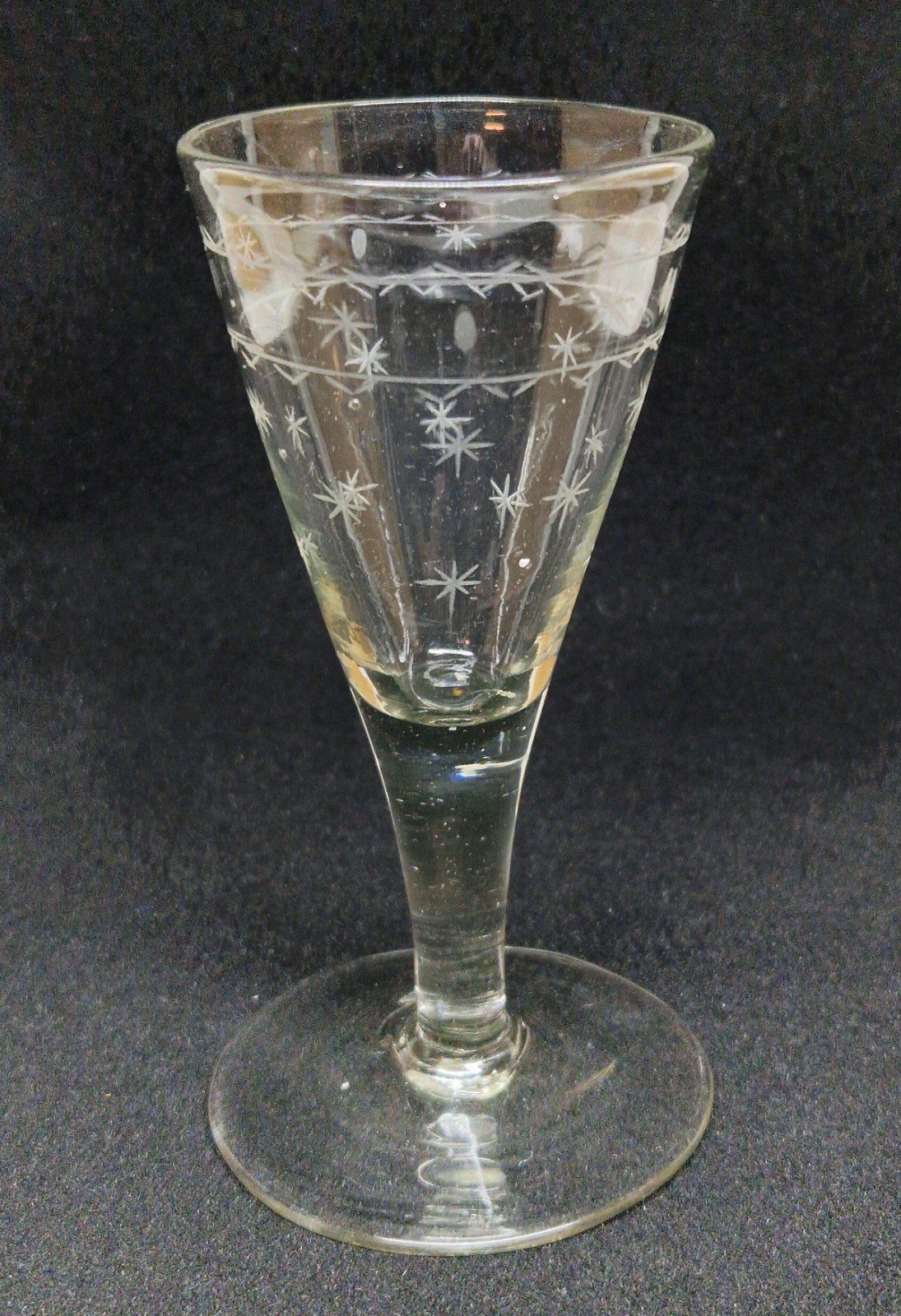Antiek trompetvormig gegraveerd wijnglas, 18e eeuw., Antiek en Kunst, Antiek | Glas en Kristal, Ophalen
