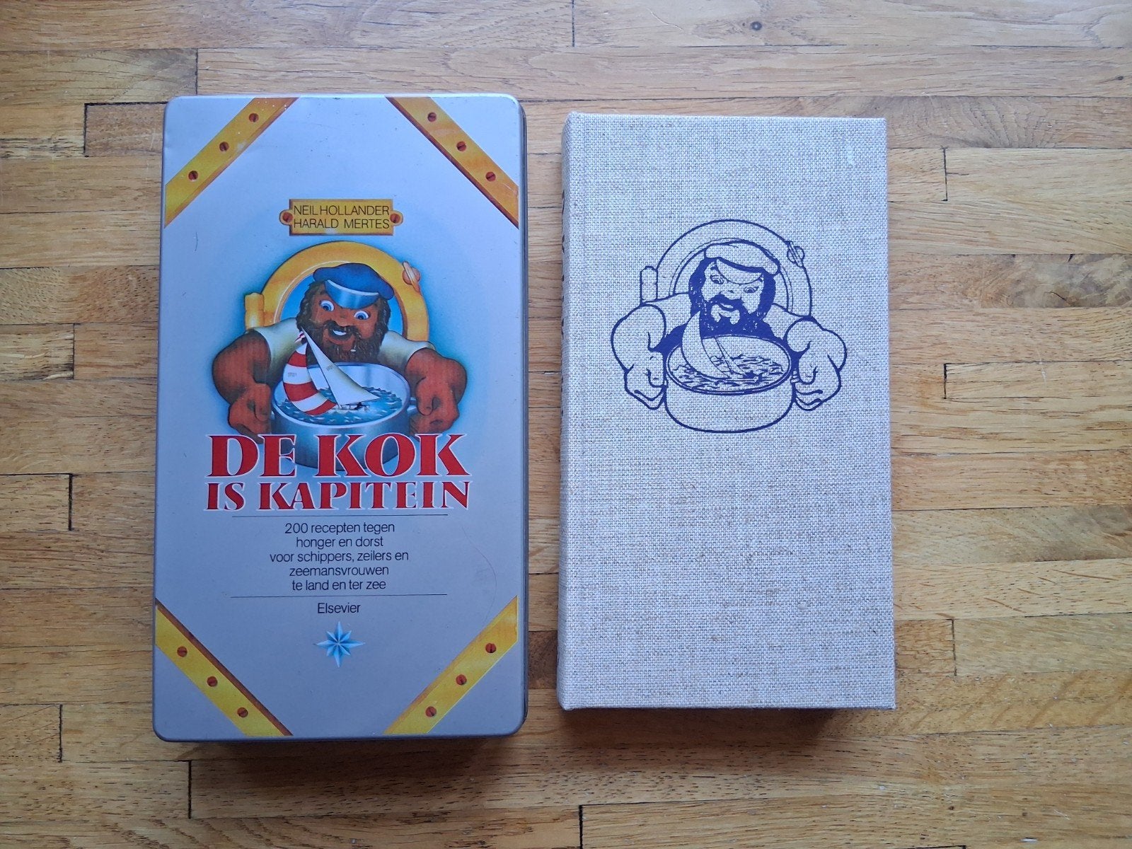 De kok is kapitein een prachtig kookboek in blik als nieuw, Ophalen of Verzenden, Zo goed als nieuw