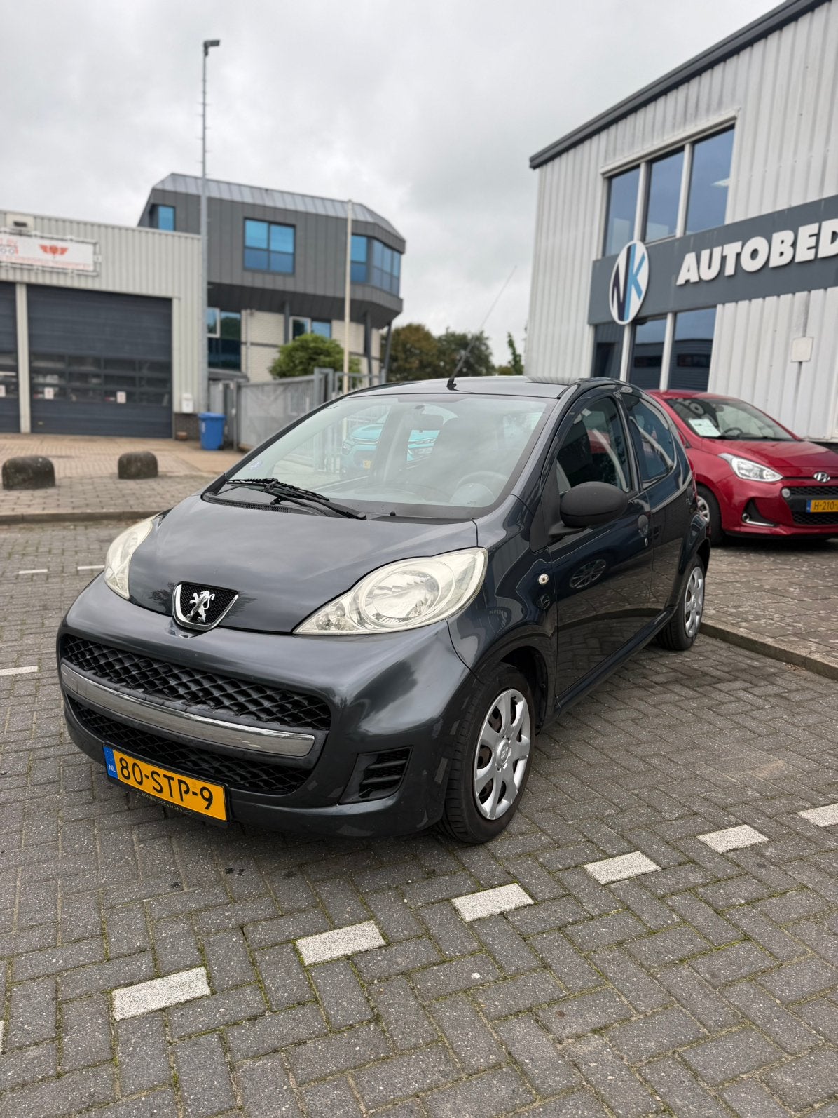 Peugeot 107 1.0 12V 5DR 2011 Grijs [Boekjes+Airco 5DRS!], Auto's, Voorwielaandrijving, Stof, 4 stoelen, Origineel Nederlands