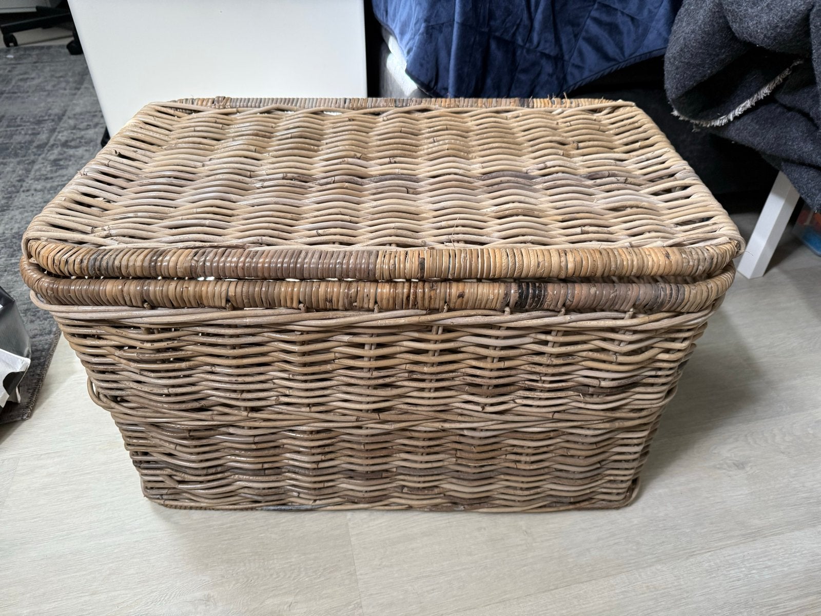 Grote rieten mand met deksel, Huis en Inrichting, Ophalen, Overige materialen, Gebruikt, 50 tot 100 cm