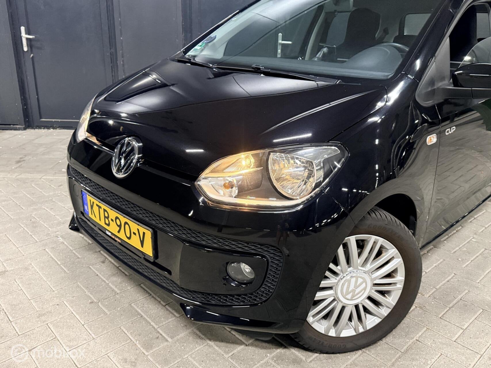 Volkswagen Up! 1.0 cup up! 75pk BlueMotion stoelverwarming, Auto's, Volkswagen, Voorwielaandrijving, Gebruikt, Up!, Zwart
