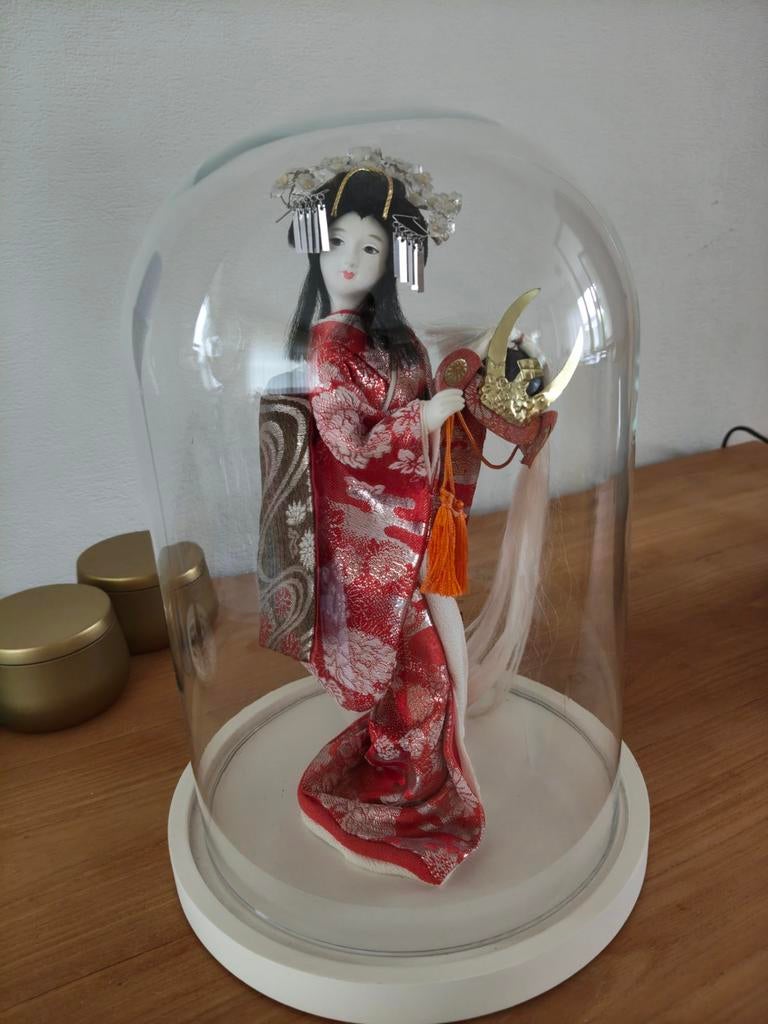 Japanse Geisha pop in glazen stolp, ca. 45 cm hoog, Verzamelen, Verzenden, Gebruikt, Mens