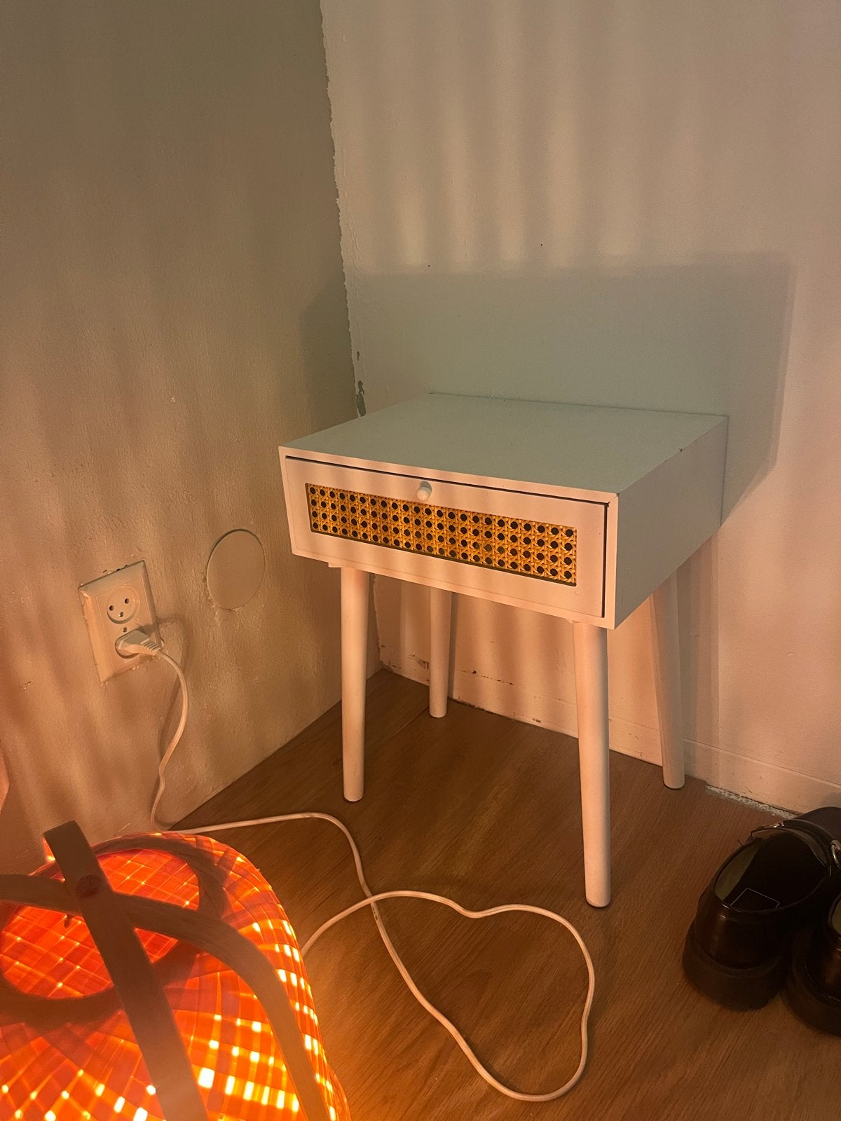 Nachtkastje met rotan ladefront - Wit, Gebruikt, 45 tot 65 cm, Hout, 55 tot 70 cm