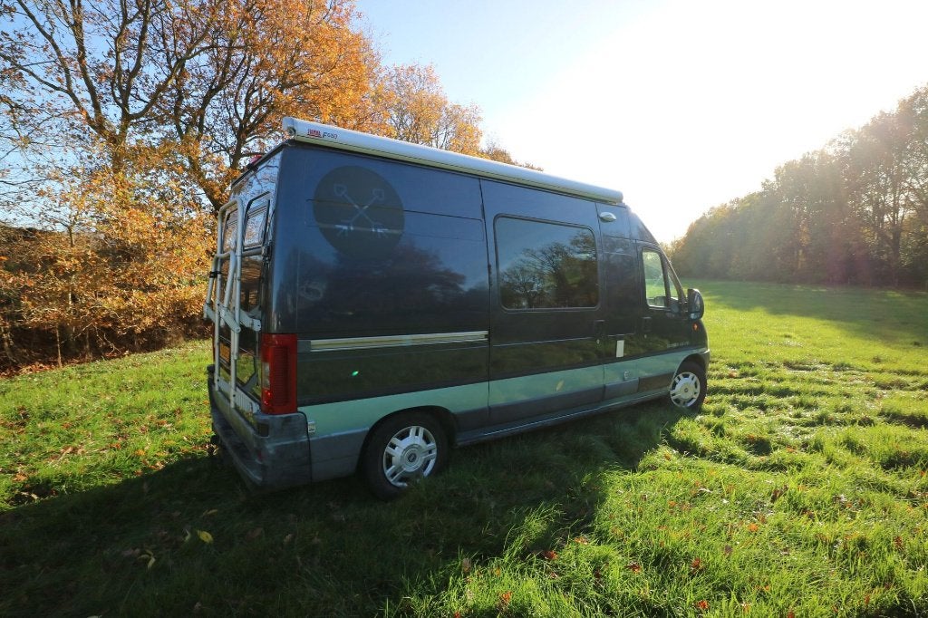 Fiat Ducato 128 PK Vast bed- off-grid - APK 06-09-2027, Caravans en Kamperen, Buscamper of Camperbus, Ringverwarming, Fiat, Tot en met 2