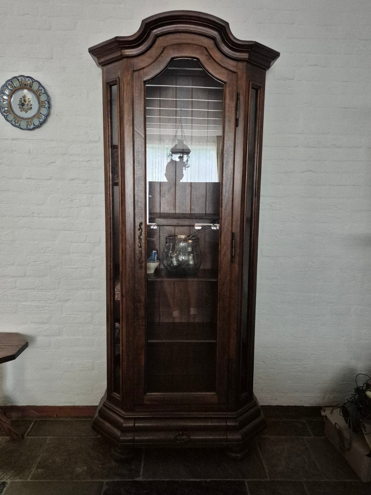 Mooie vitrinekast met glazen deur en planken, Ophalen, Klassiek, Overige houtsoorten, 50 tot 100 cm