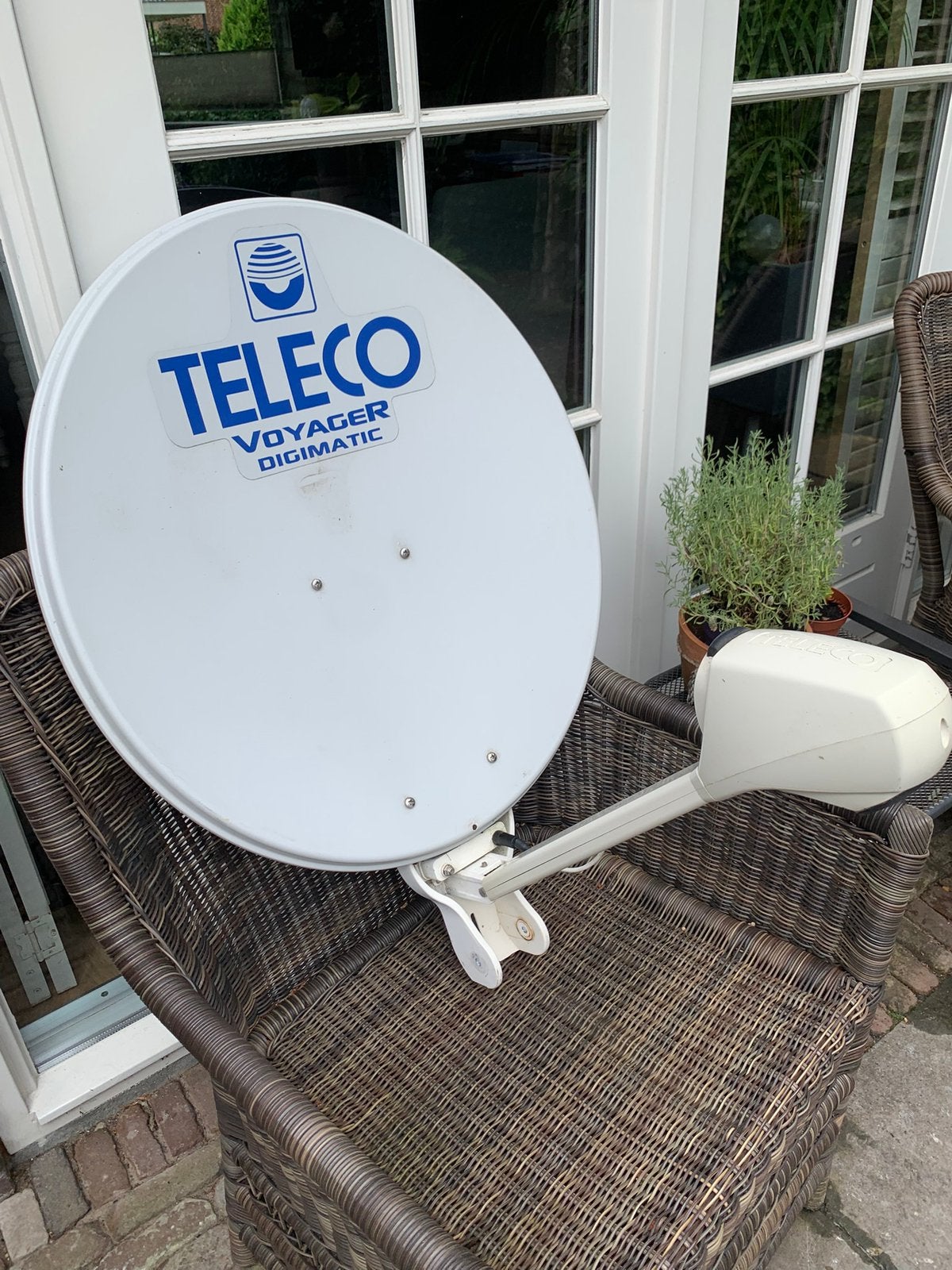 Schotelantenne TELECO VOYAGER DIGIMATIC 65 cm met Satfinder, Caravans en Kamperen, Ophalen of Verzenden