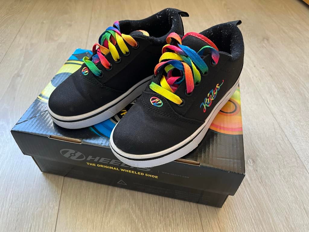 Heelys PRO 20 rolschoenen - Zwart met regenboogveters, Kinderen en Baby's, Speelgoed | Buiten | Rolschaatsen, Ophalen of Verzenden