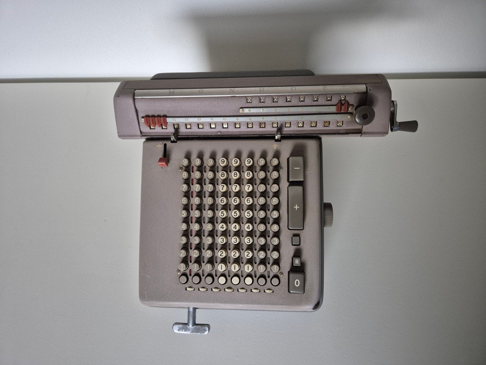 Monroe antieke telmachine, Ophalen