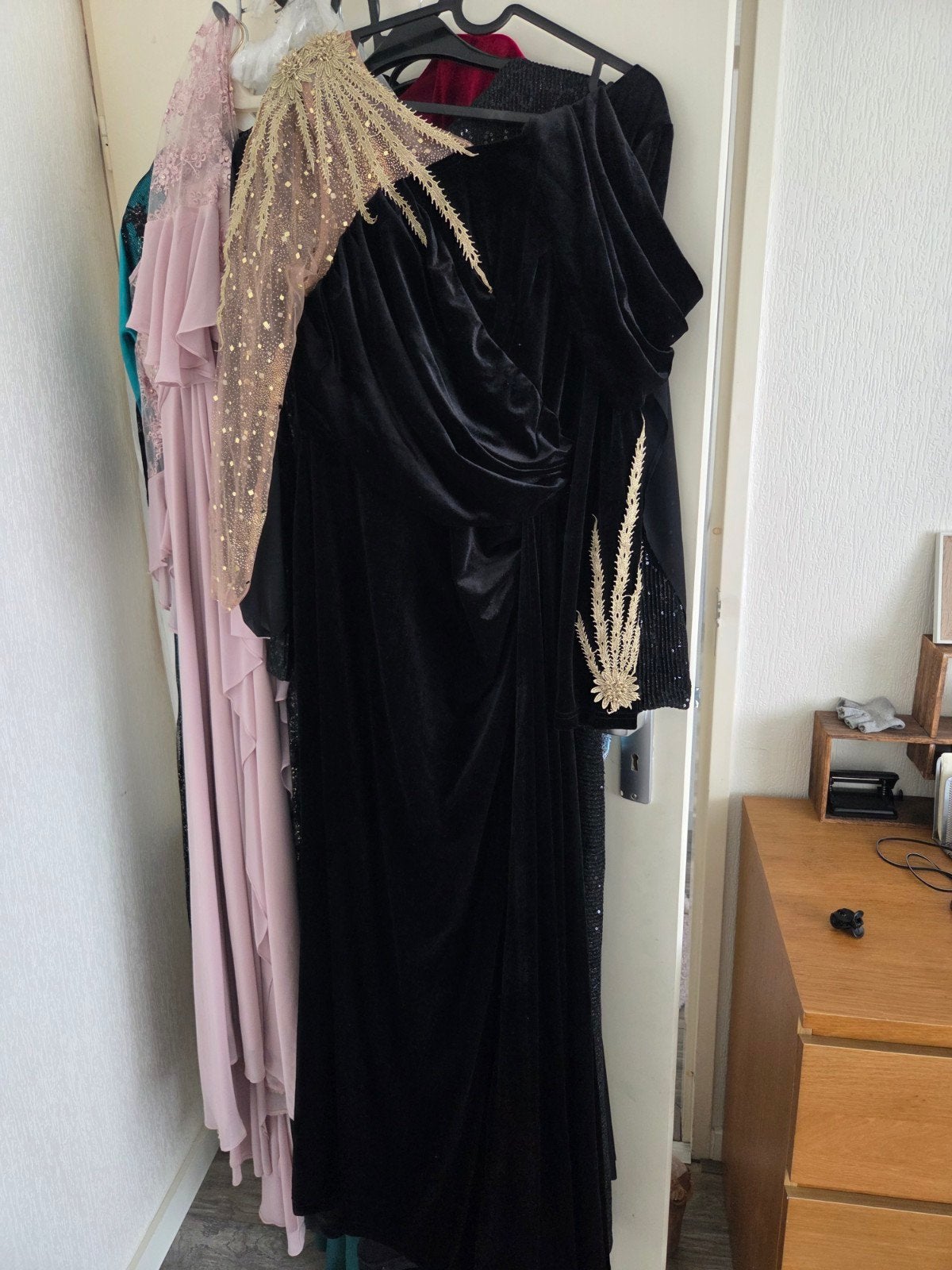 Elegante Zwarte Avondjurk met Gouden Details M/L, Kleding | Dames, Jurken, Ophalen of Verzenden, Zo goed als nieuw, Maat 38/40 (M)