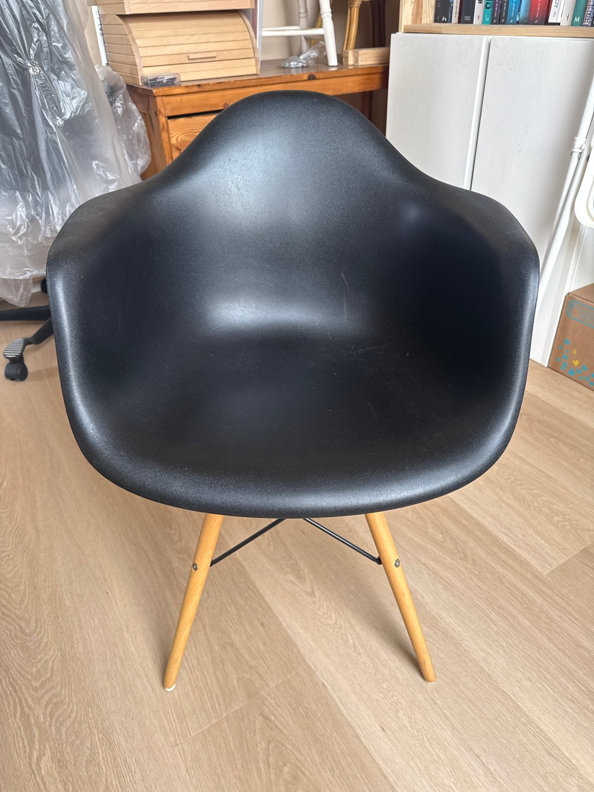 Zwarte kuipstoel met houten poten, Ophalen, Gebruikt, Zwart, Eén