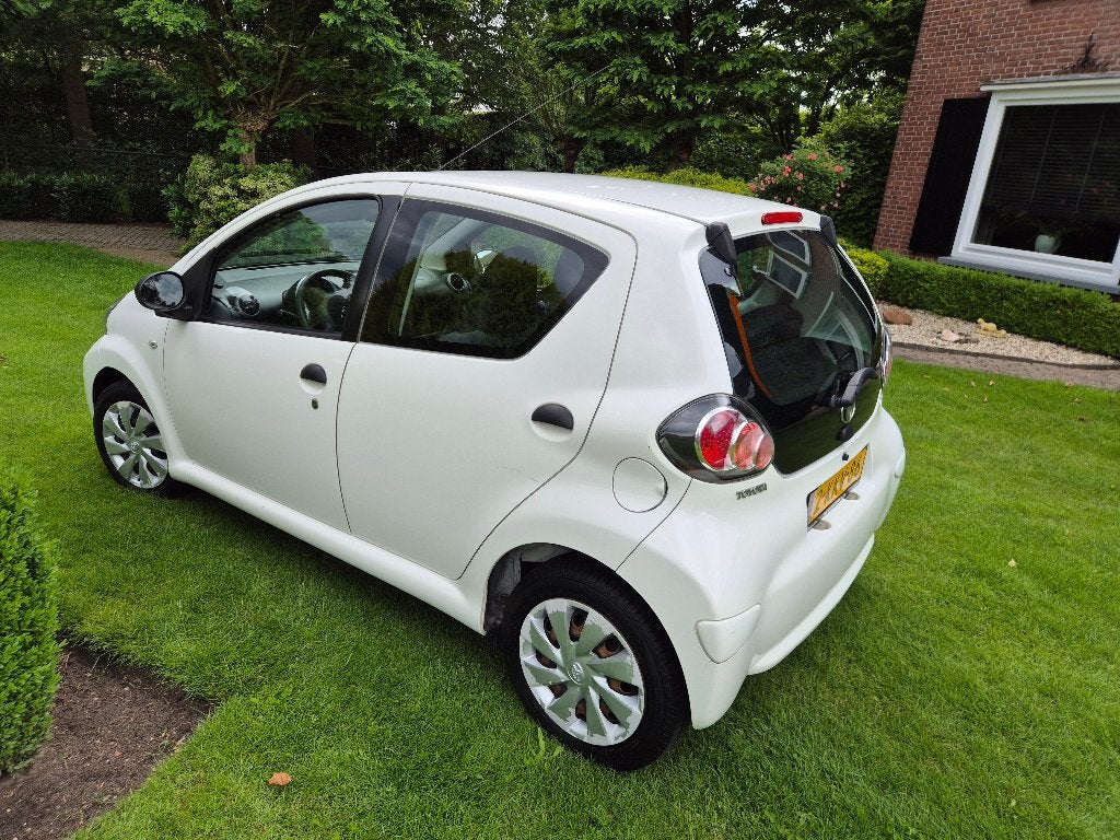 Toyota Aygo 1.0 12V Vvt-i 5DRS 2013 Wit apk juni 2027 airco, Auto's, Voorwielaandrijving, Zwart, 4 stoelen, Origineel Nederlands