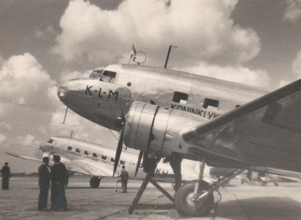KLM, Verzamelen, Luchtvaart en Vliegtuigspotten, Ophalen of Verzenden, Zo goed als nieuw, Kaart, Foto of Prent