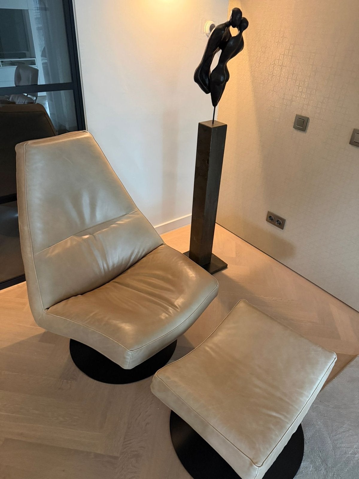 Draaibare design fauteuil zandkleurig leer trompetvoet, Ophalen, Draaifauteuil leer met hocker, zandkleurig,, Gebruikt, Minder dan 75 cm