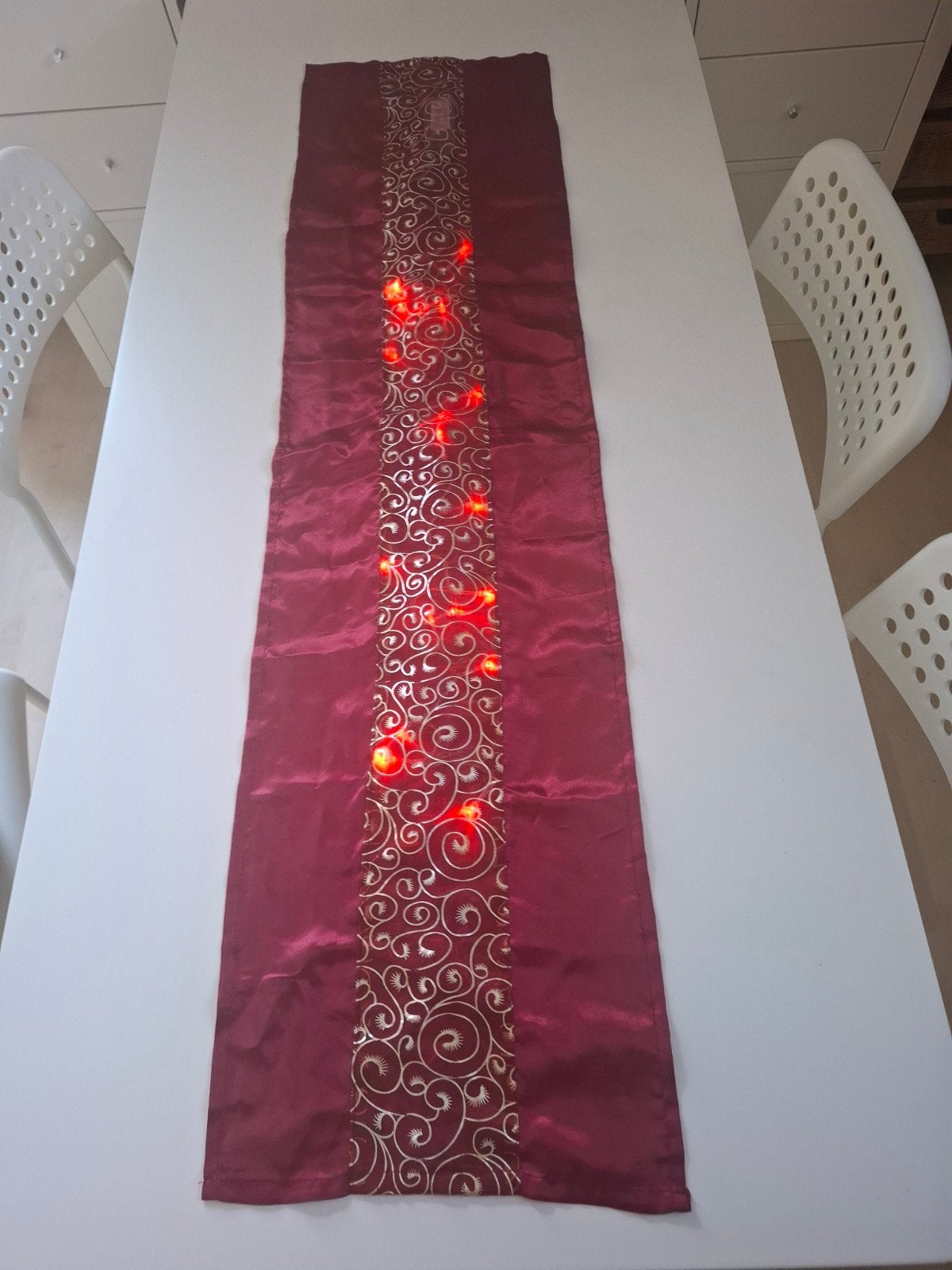 Tafelloper met lichtjes - 28 x 110 cm, Tafelloper, Ophalen of Verzenden, Gebruikt, Rood