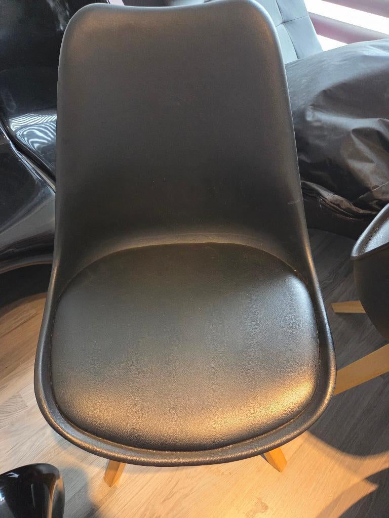 Te koop 2 eetkamerstoelen, Ophalen, Kunststof, Twee, Zwart