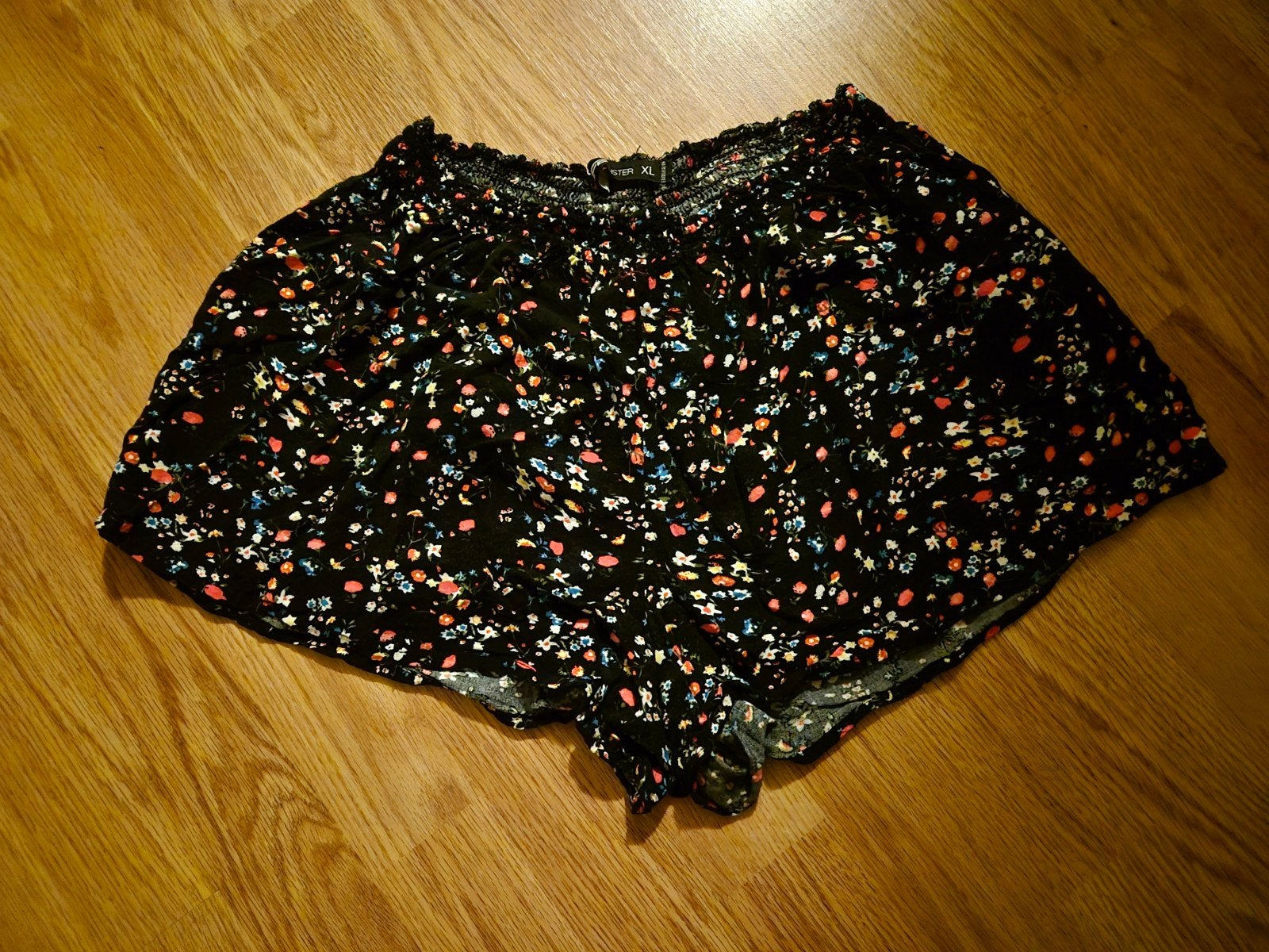 Zwarte zomer short met bloemenprint - FB Sister - maat XL, Kort, Zwart, Maat 46/48 (XL) of groter, Ophalen of Verzenden