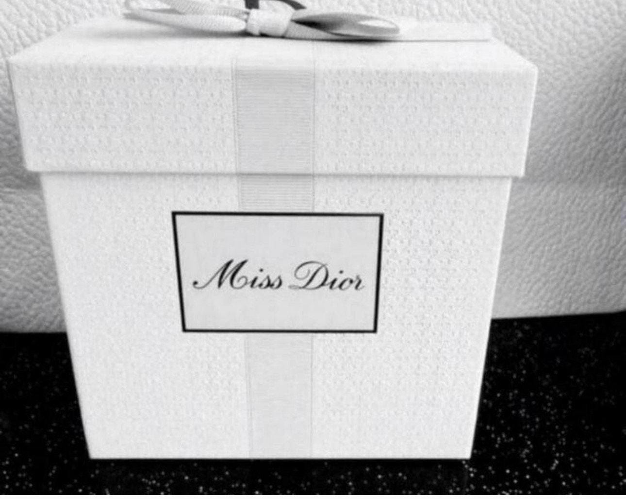 Speciale miniatuur Miss Dior met trap en paspop decoratie, Ophalen of Verzenden, Nieuw, Miniatuur, Gevuld