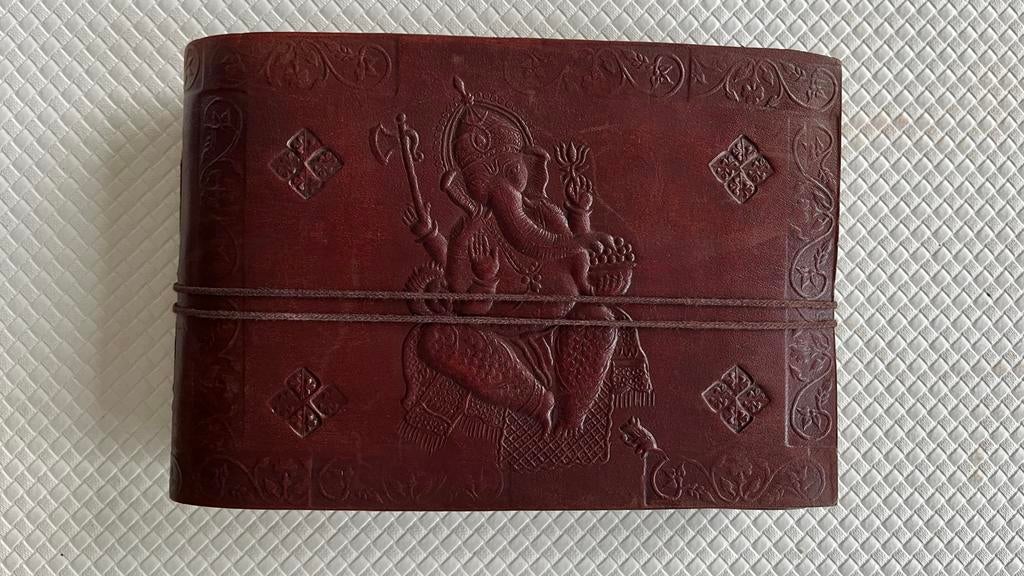 Handgemaakt lederen fotoboek, India, reliëf, zwart papier, Ophalen of Verzenden, Nieuw