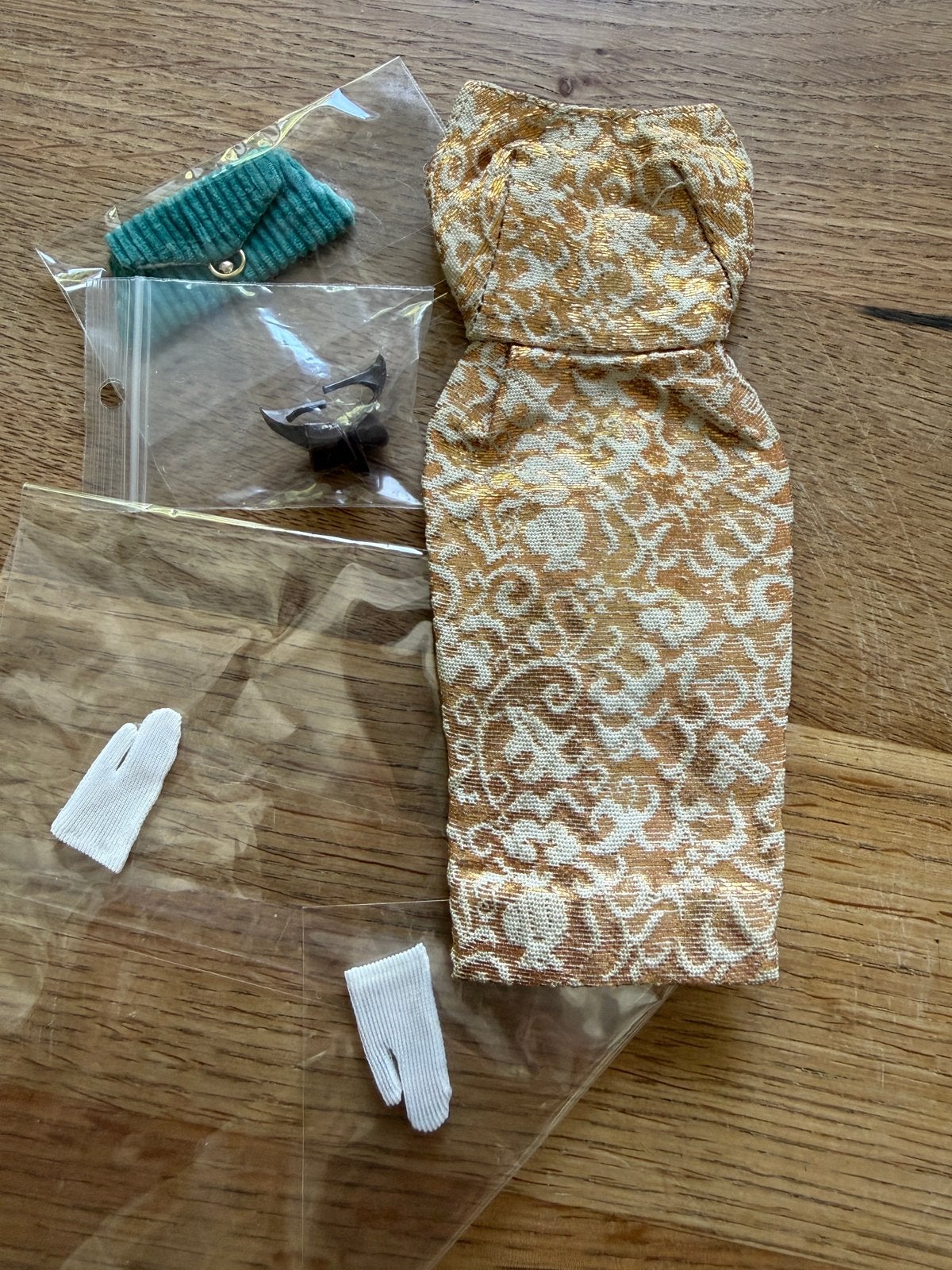 Deftige vintage barbie jurk met accessoires, Ophalen of Verzenden, Gebruikt, Kleertjes