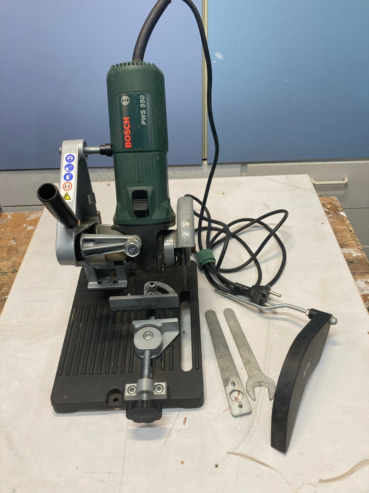 Bosch PWS 550 Haakse Slijper met klemstandaard, Ophalen of Verzenden, Gebruikt, Minder dan 700 watt, Haakse handslijpmachine