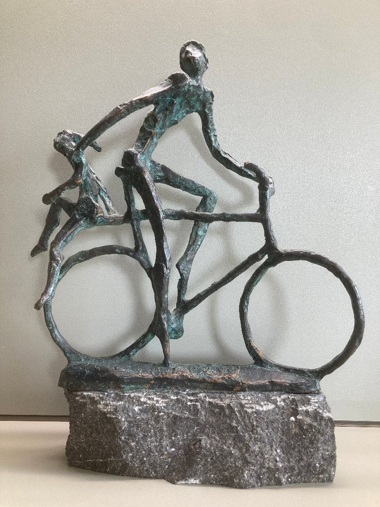 bronzen beeld Jits Bakker man en meisje op fiets, Antiek en Kunst, Gepatineerd, Ophalen of Verzenden, Brons, 20 - 50 cm