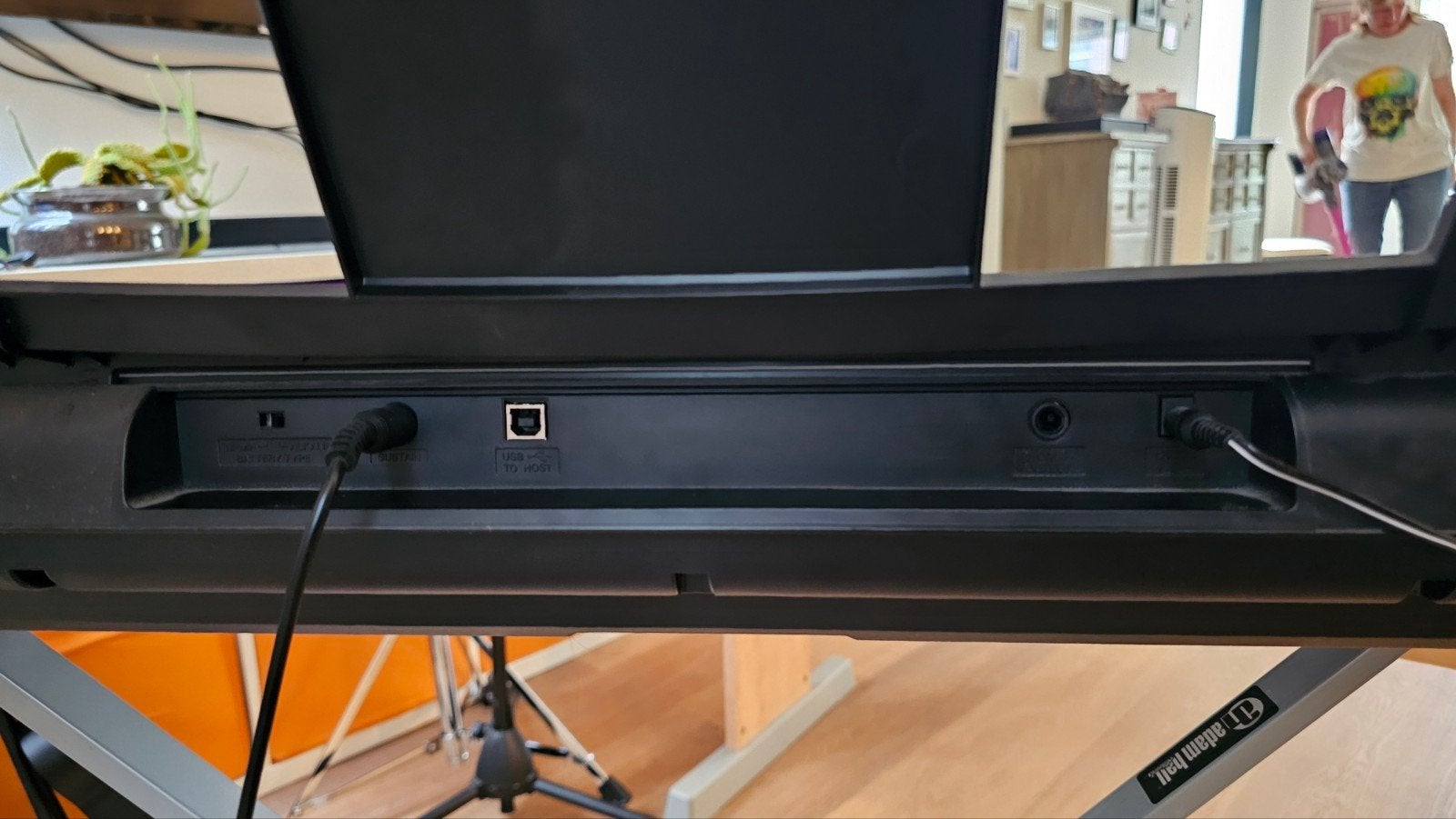 Foto 3 van Yamaha EZ-220 keyboard met standaard en sustainpedaal