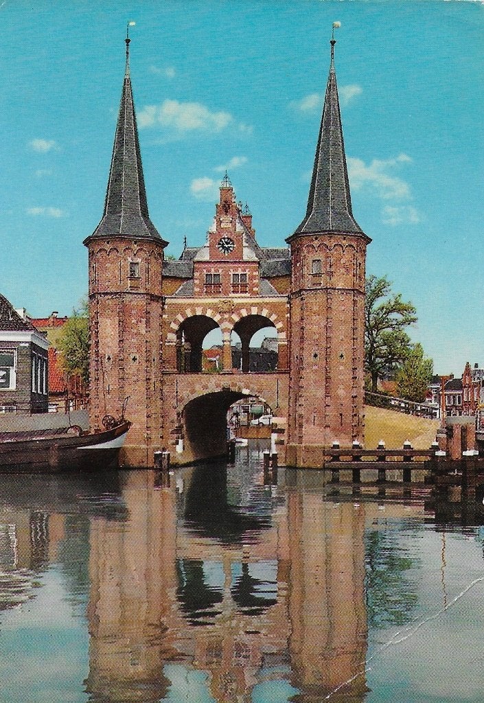Q2597 Gelopen ansichtkaart waterpoort Sneek, Ophalen of Verzenden, 1980 tot heden, Gelopen